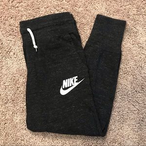 NIKE Women’s Dark Grey Cropped Joggers